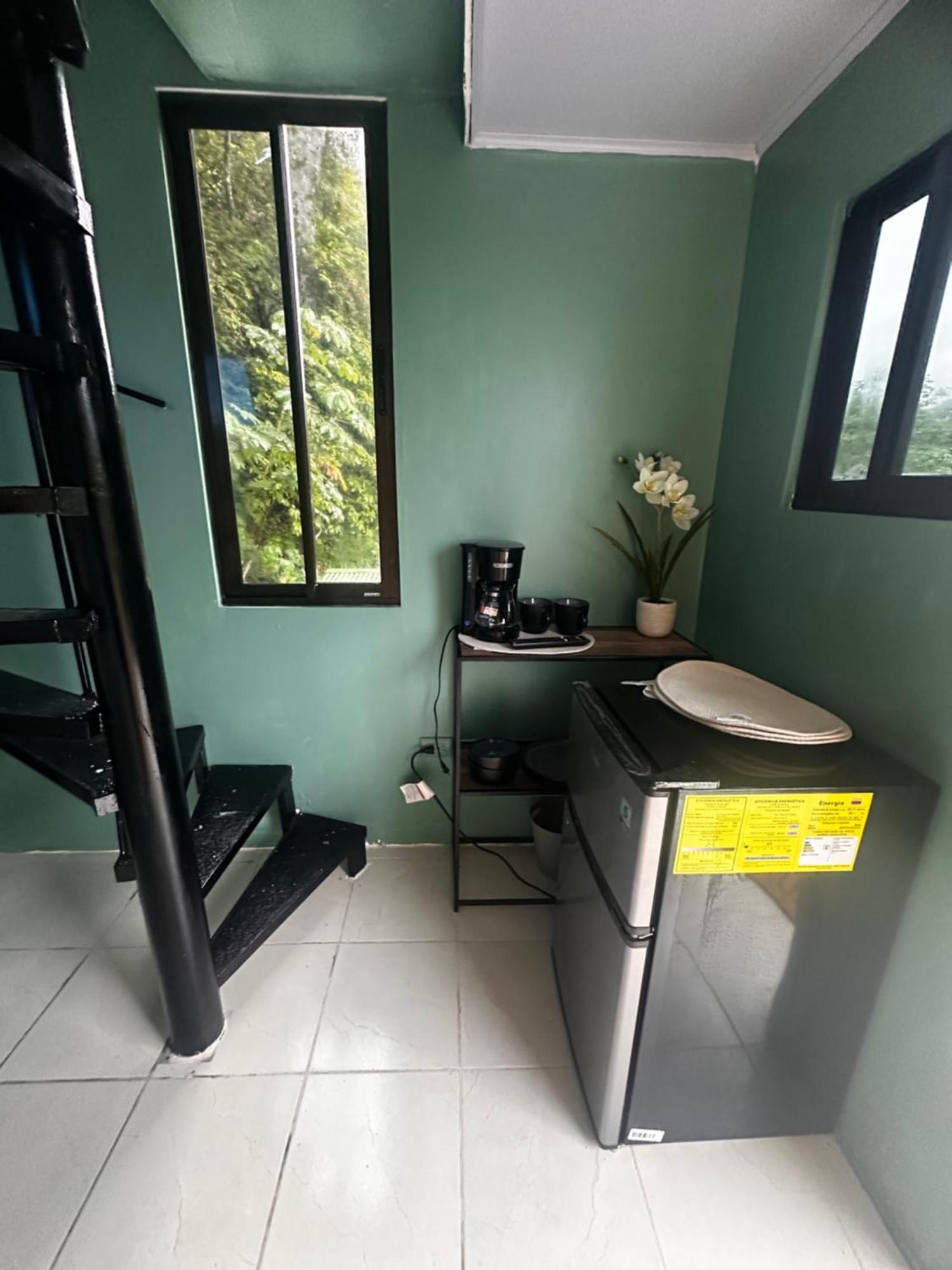 The Jungle Container Bed & Breakfast Quepos Luaran gambar